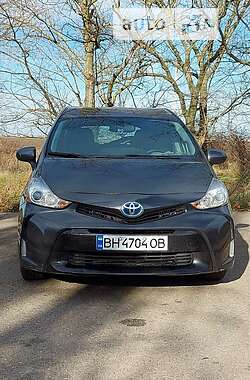 Toyota Prius v 2016