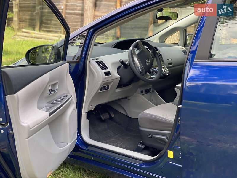 Универсал Toyota Prius v 2017 в Киеве