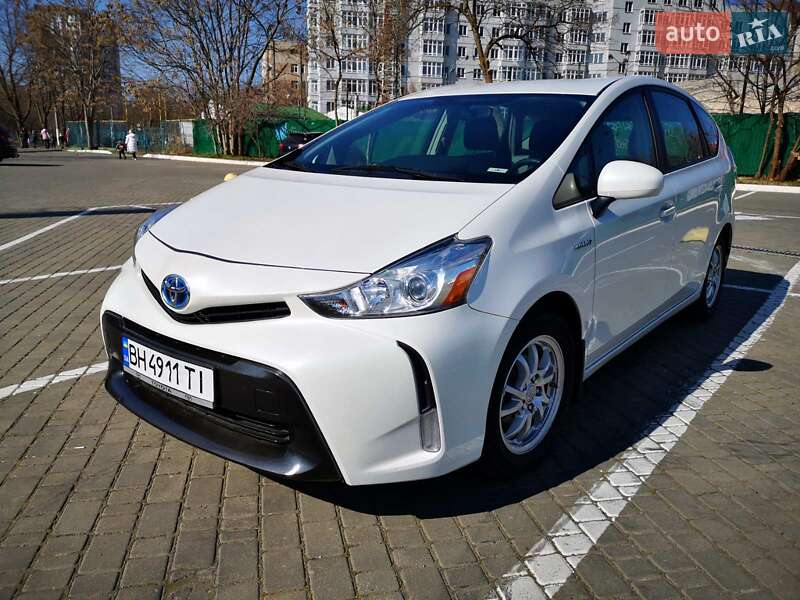 Toyota Prius v 2014