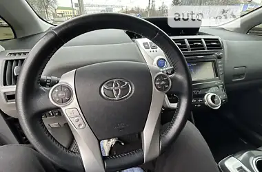 Toyota Prius v 2012