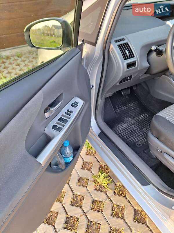 Універсал Toyota Prius v 2014 в Одесі