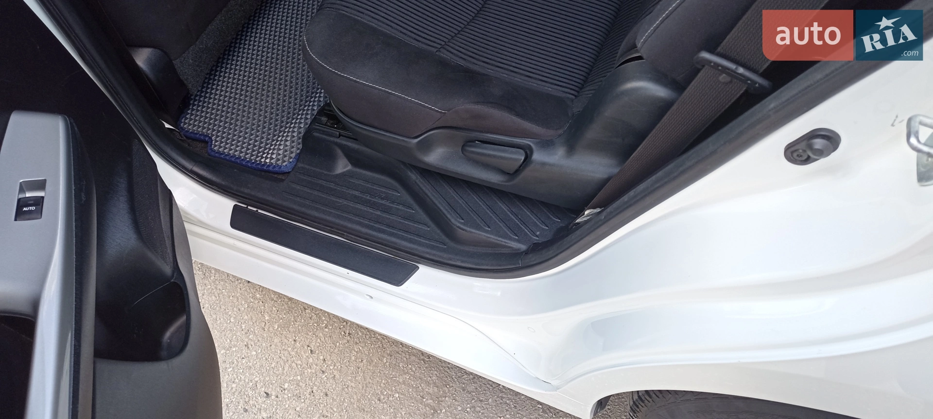 2015 Toyota Prius v (+) - мініатюра 14