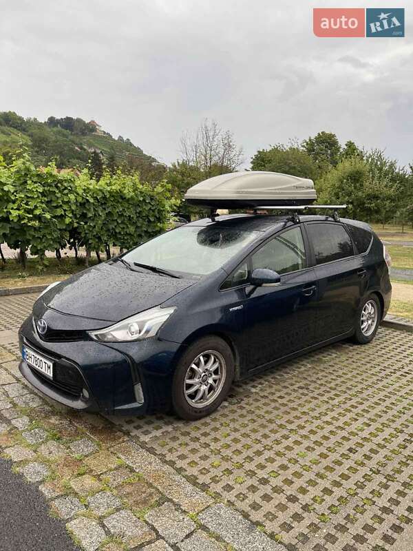 Toyota Prius v 2017