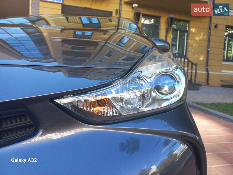 Универсал Toyota Prius v 2015 в Киеве