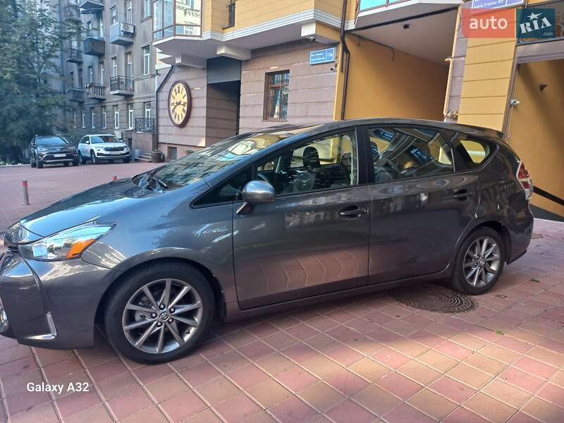 Универсал Toyota Prius v 2015 в Киеве
