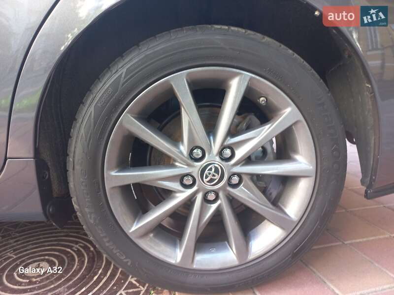 Универсал Toyota Prius v 2015 в Киеве