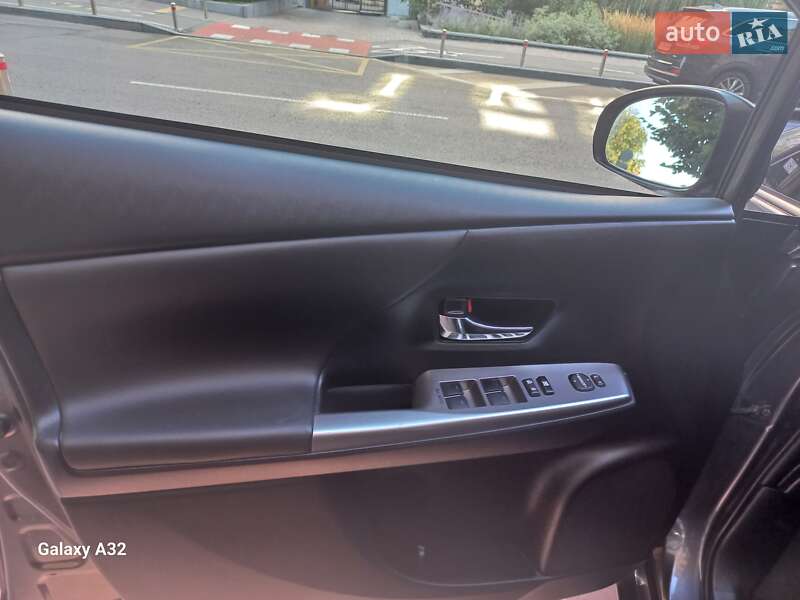 Универсал Toyota Prius v 2015 в Киеве
