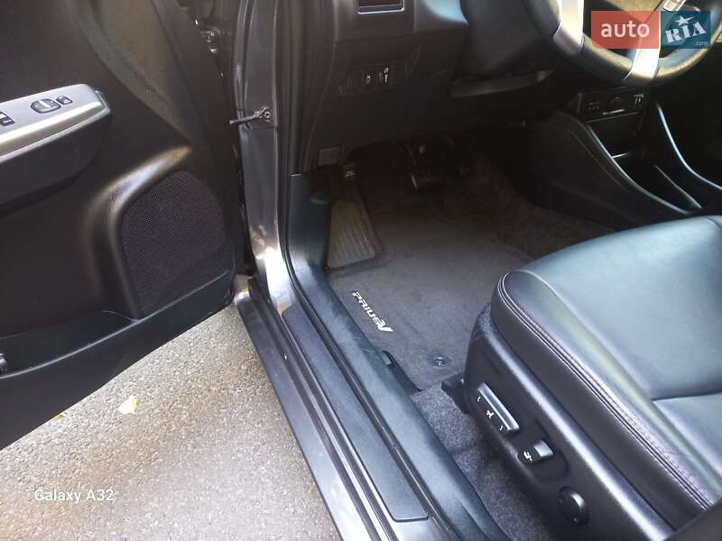 Универсал Toyota Prius v 2015 в Киеве