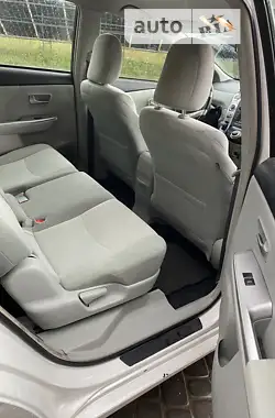 Toyota Prius v 2013