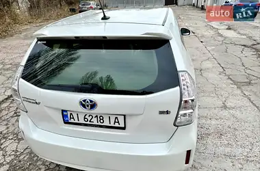 Toyota Prius v 2014