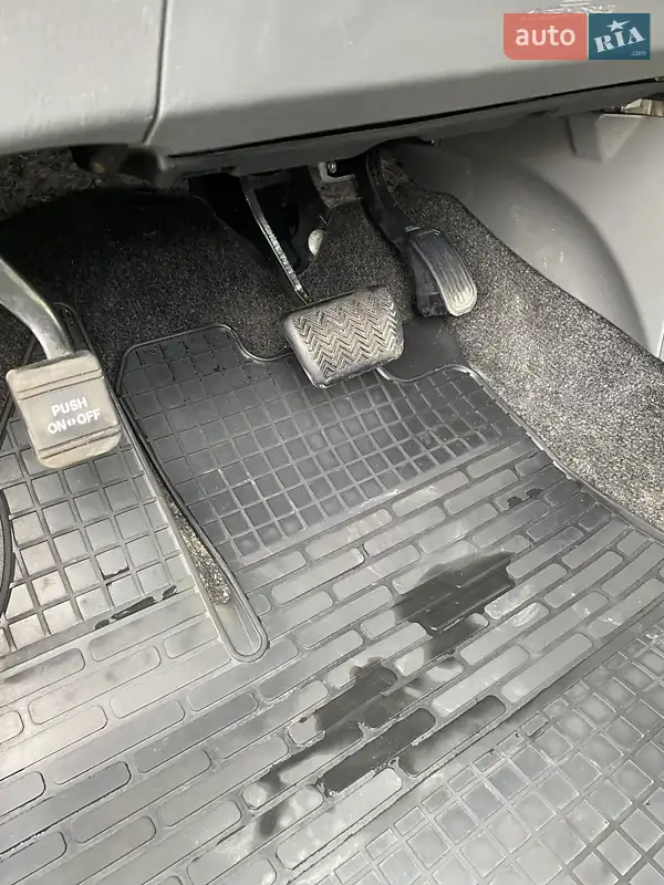 Toyota Prius v 2013