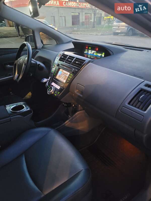 Универсал Toyota Prius v 2013 в Киеве