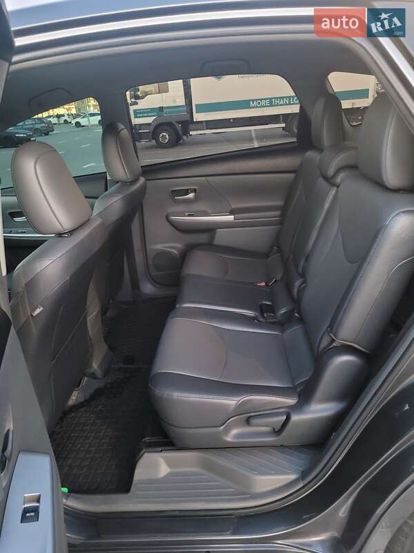 Универсал Toyota Prius v 2013 в Киеве