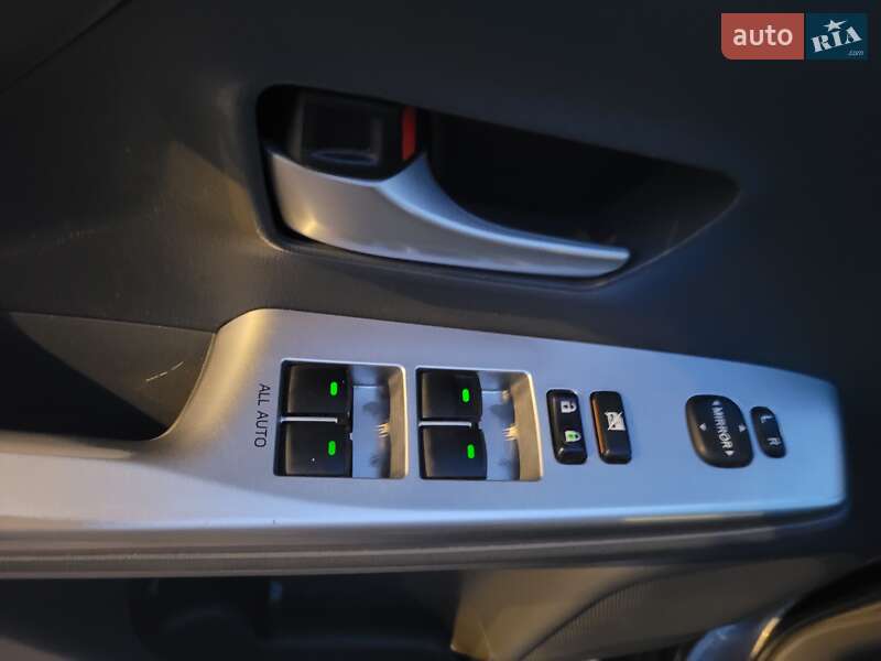 Универсал Toyota Prius v 2013 в Киеве