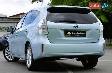 Универсал Toyota Prius v 2013 в 