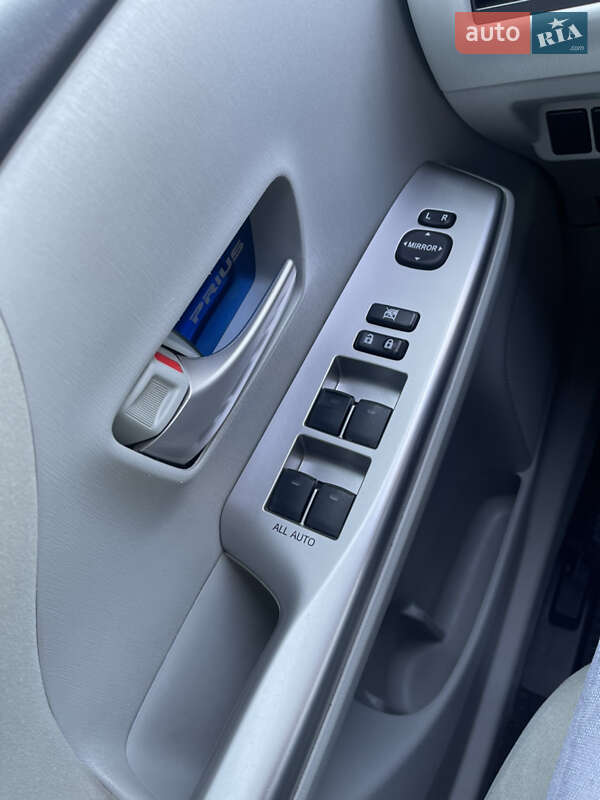 Хетчбек Toyota Prius v 2011 в Києві