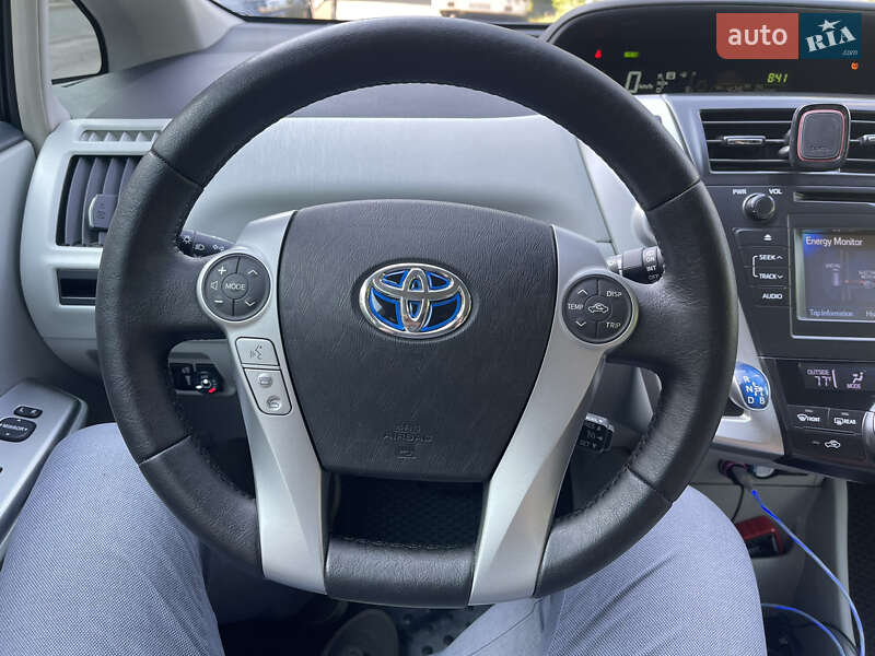 Хетчбек Toyota Prius v 2011 в Києві