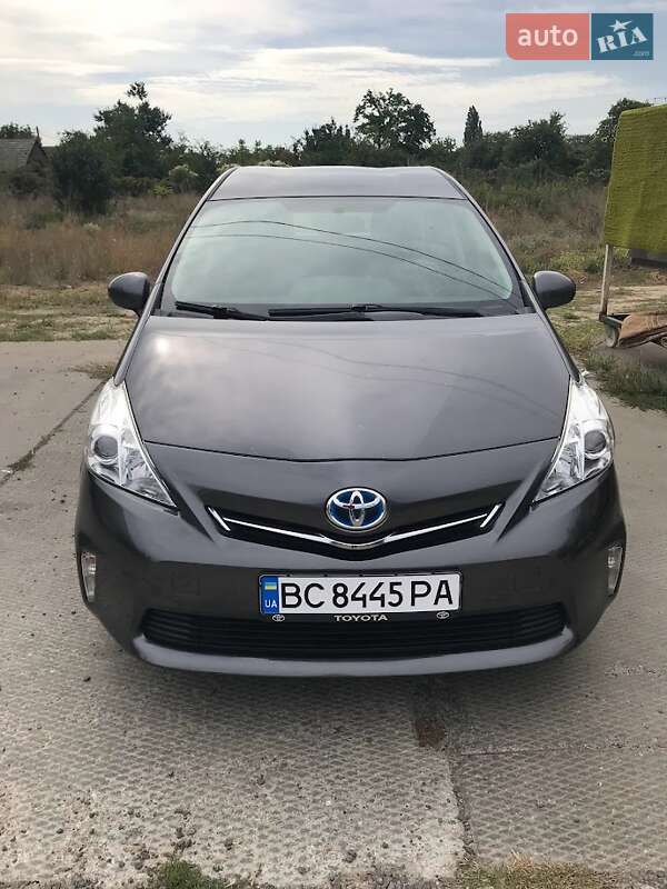 Універсал Toyota Prius v 2014 в 