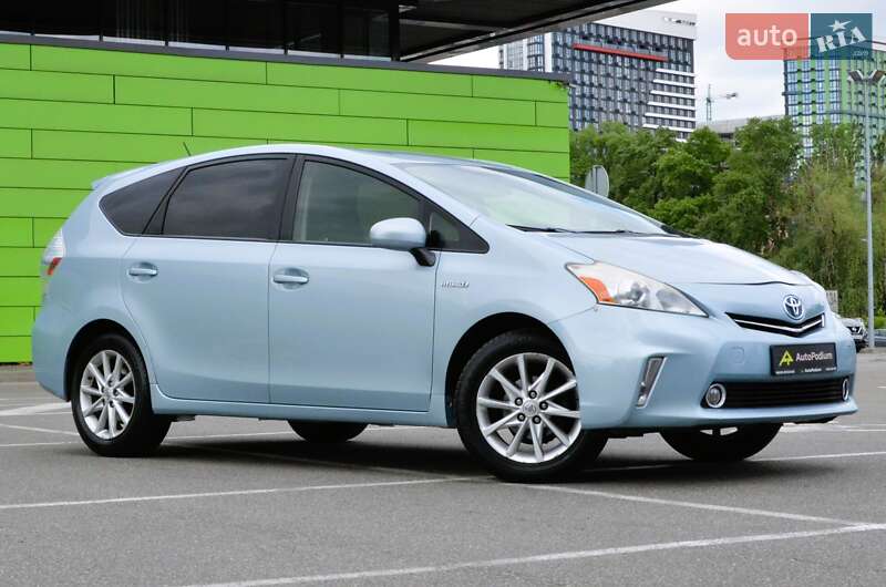 Toyota Prius v 2013