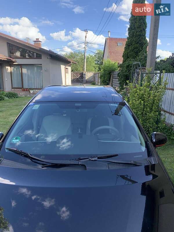 Универсал Toyota Prius v 2012 в Киеве