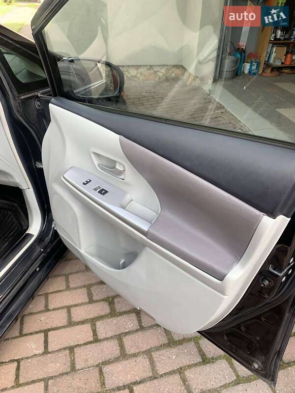 Универсал Toyota Prius v 2012 в Киеве