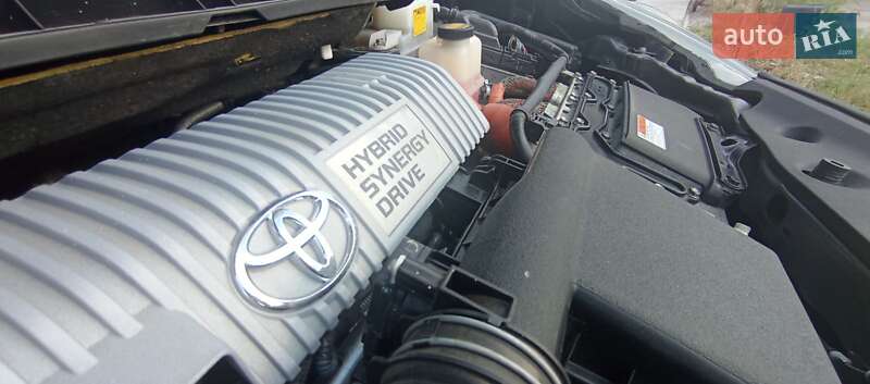 Универсал Toyota Prius v 2013 в Мироновке
