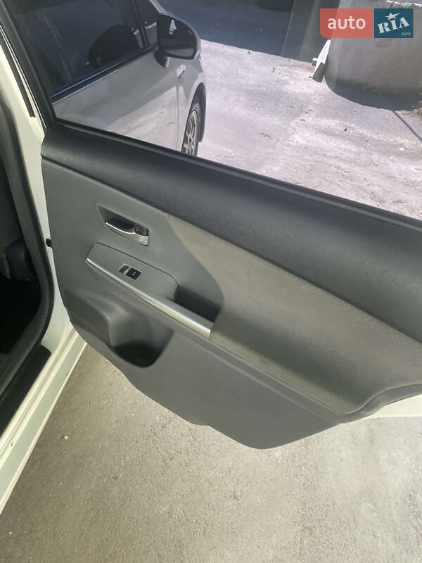 Универсал Toyota Prius v 2013 в Киеве