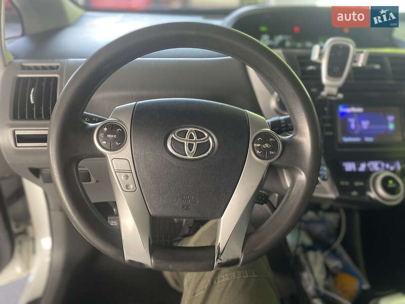 Универсал Toyota Prius v 2013 в Киеве