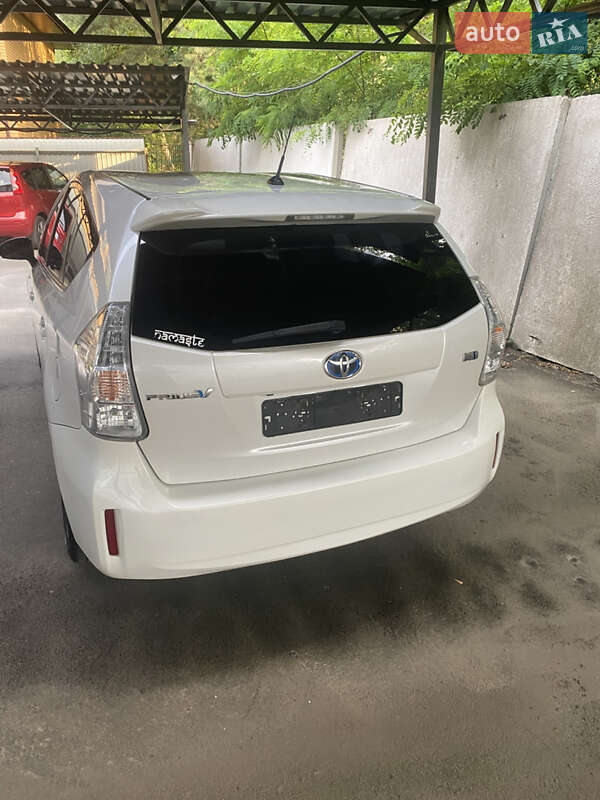 Универсал Toyota Prius v 2013 в Киеве