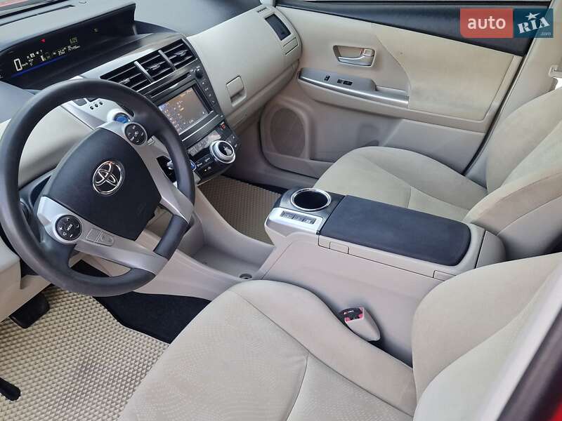 Универсал Toyota Prius v 2012 в Николаеве
