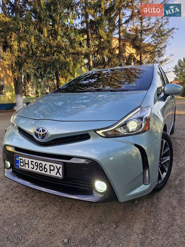 Toyota Prius v 2016