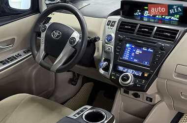 Универсал Toyota Prius v 2012 в 