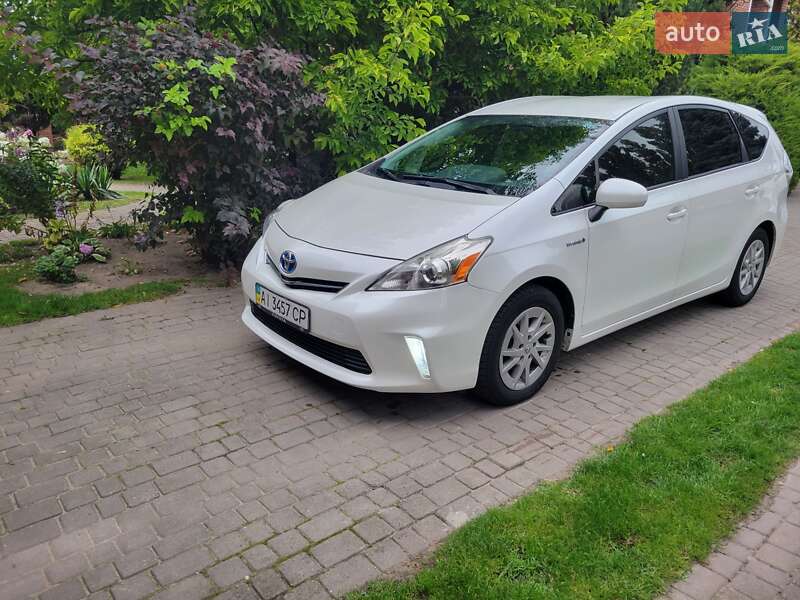 Toyota Prius v 2014