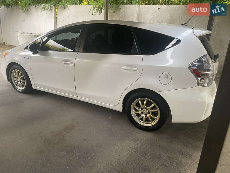 Универсал Toyota Prius v 2013 в Киеве
