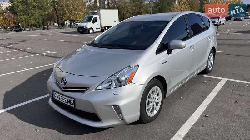 Toyota Prius v 2013 Toyota Prius v 2013