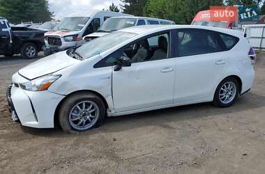 Toyota Prius v 2017