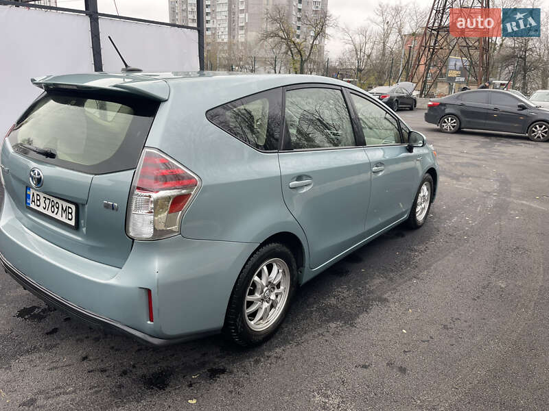 Хэтчбек Toyota Prius v 2016 в Киеве