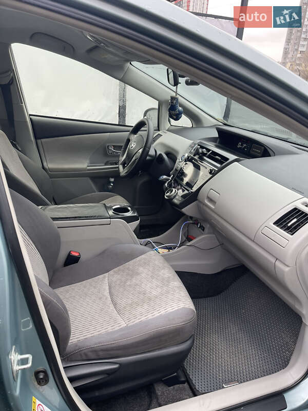 Хэтчбек Toyota Prius v 2016 в Киеве