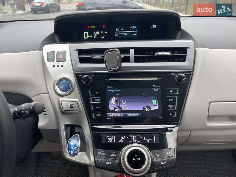 Хэтчбек Toyota Prius v 2016 в Киеве