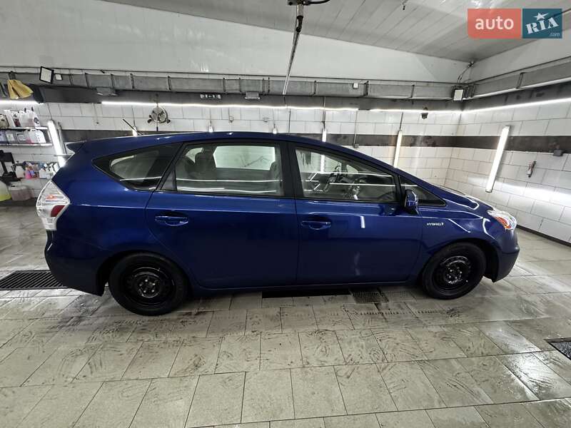 Универсал Toyota Prius v 2014 в Киеве