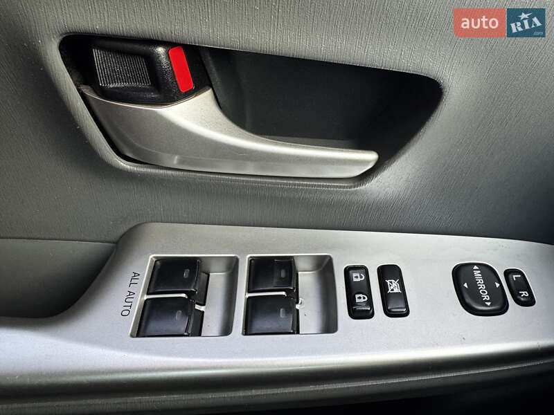 Универсал Toyota Prius v 2014 в Киеве