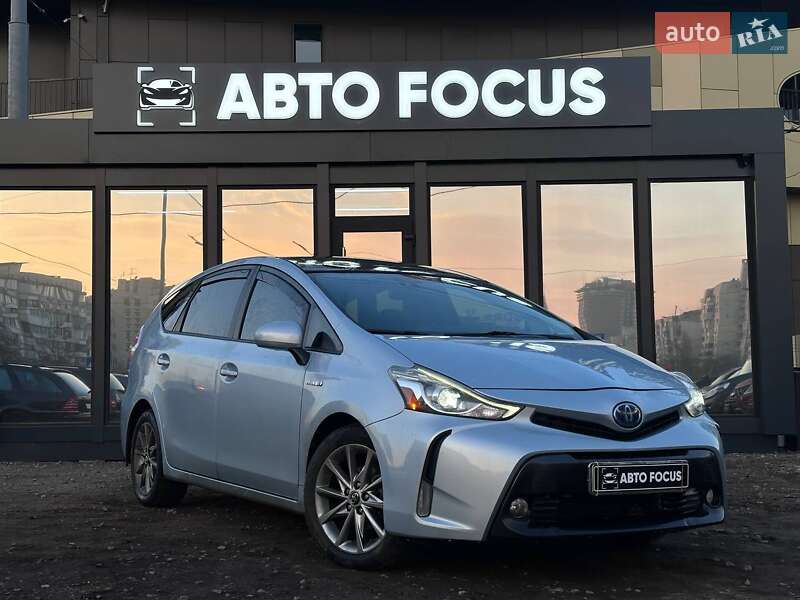 Toyota Prius v 2015