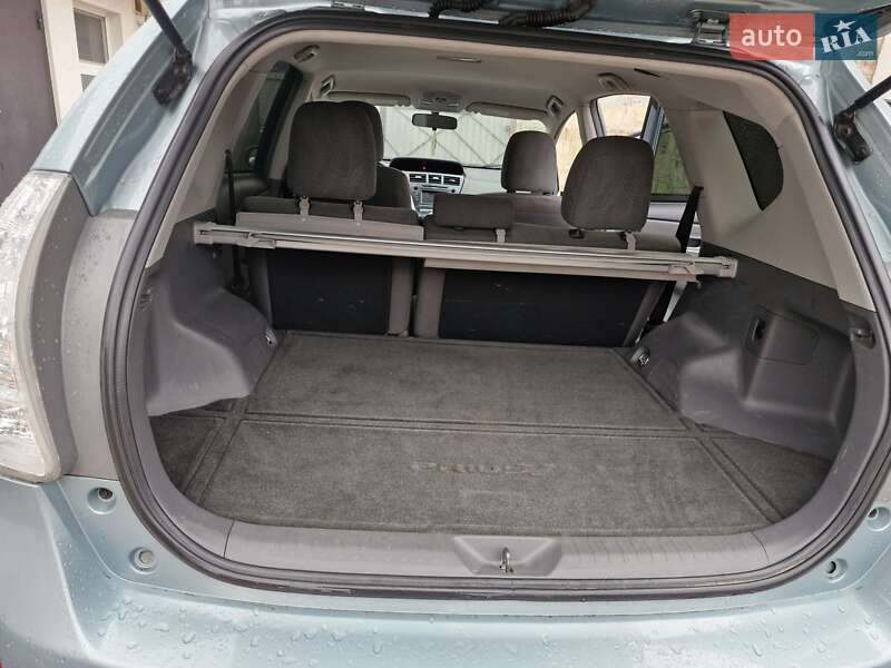 Универсал Toyota Prius v 2013 в Полтаве