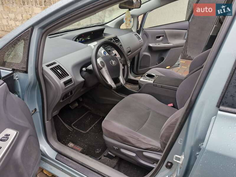 Универсал Toyota Prius v 2013 в Полтаве
