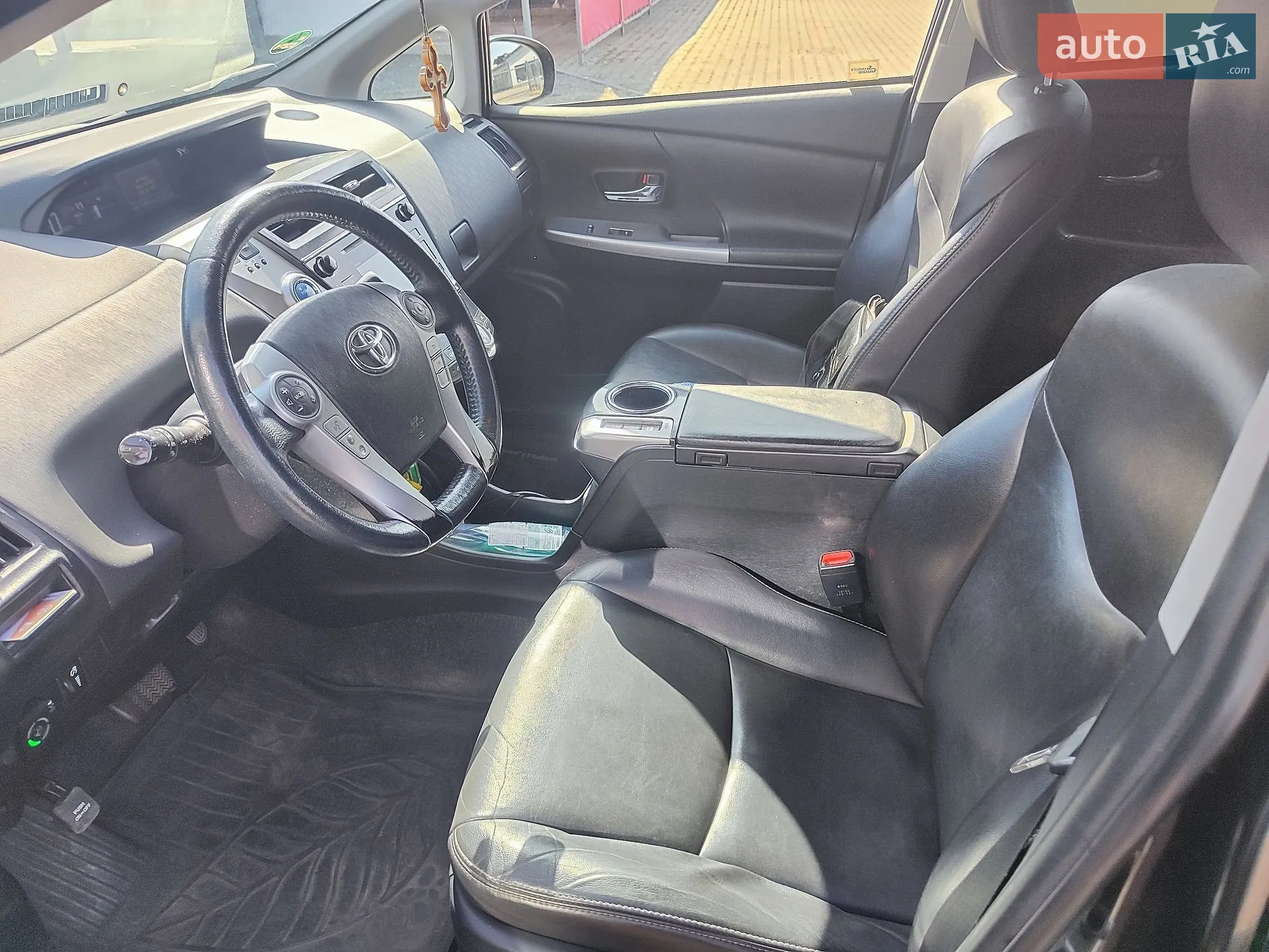 2016 Toyota Prius v (+) - мініатюра 11