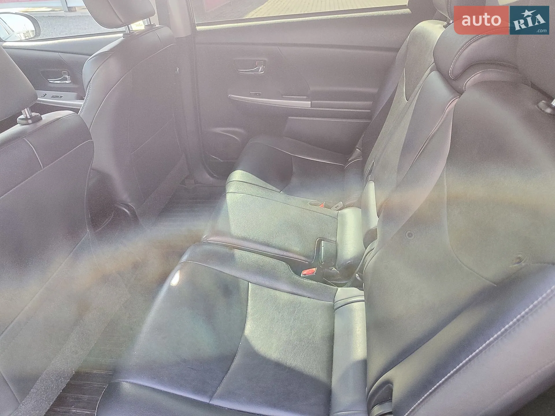 2016 Toyota Prius v (+) - мініатюра 14