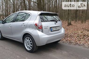 Хетчбек Toyota Prius 2013 в 