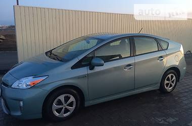 Хетчбек Toyota Prius 2015 в 