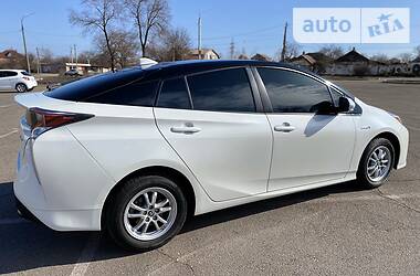 Хетчбек Toyota Prius 2016 в 