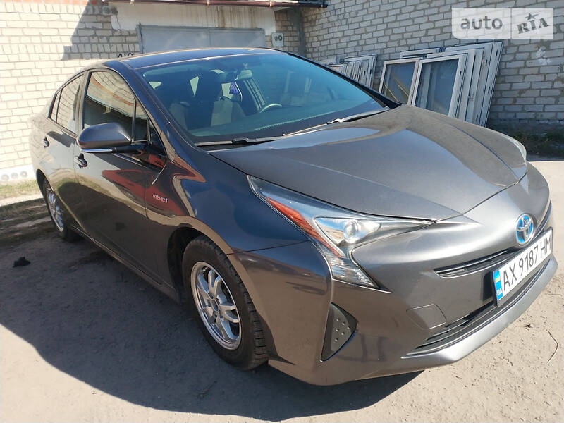 Хетчбек Toyota Prius 2016 в 